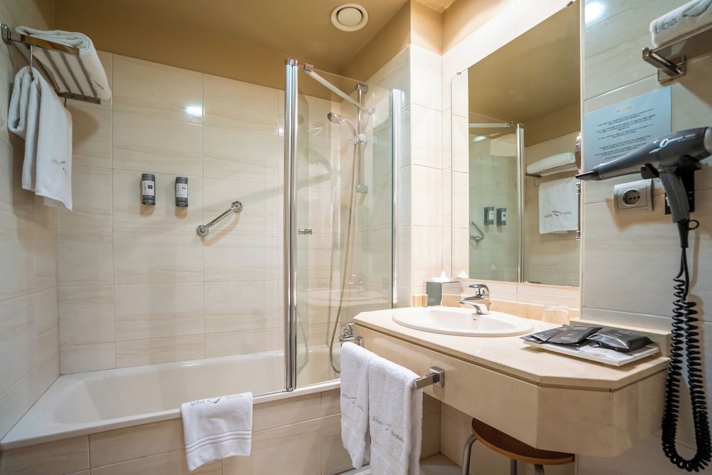 Triple room with balcony (2 adults + 1 child) - Photo 4