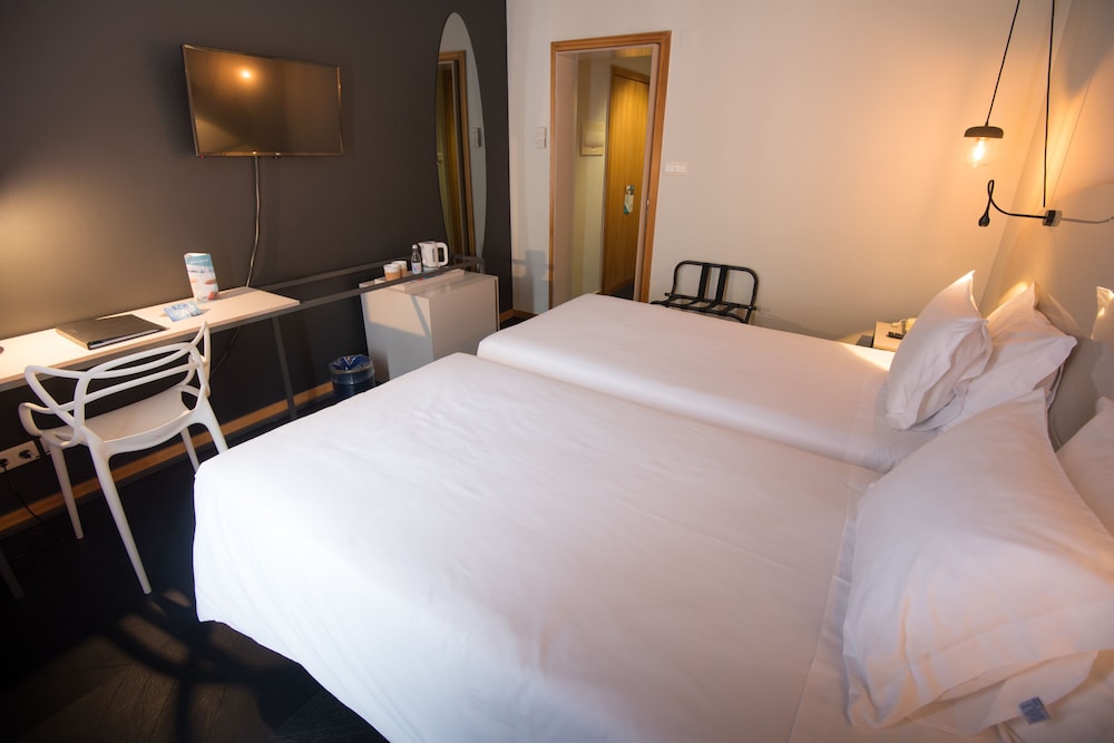 Classic Twin Room - Photo 3