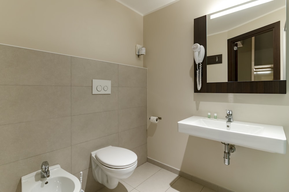 Economy Double Room, Non Smoking thumbnail 5