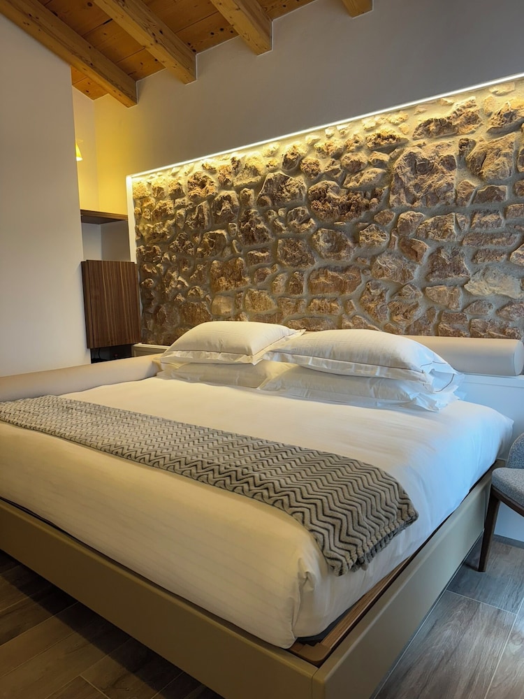 Small double room partial lake view