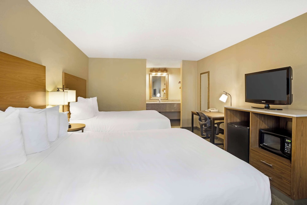 Standard Room, 2 Queen Beds, Non Smoking, Refrigerator & Microwave photo 3
