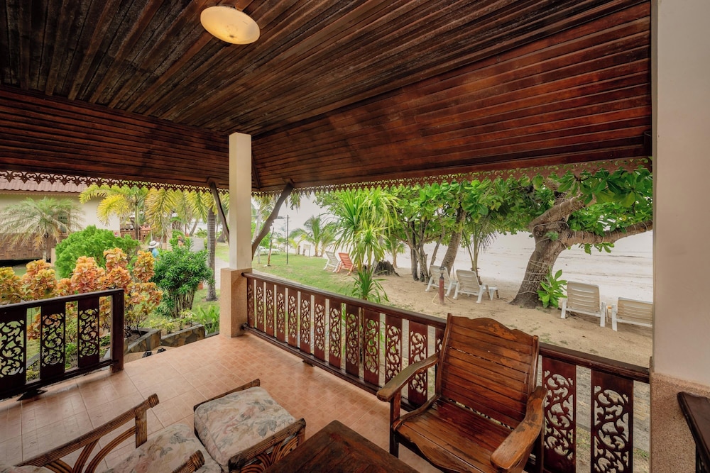Superior Poolside or Seaside Cottage - Photo 9