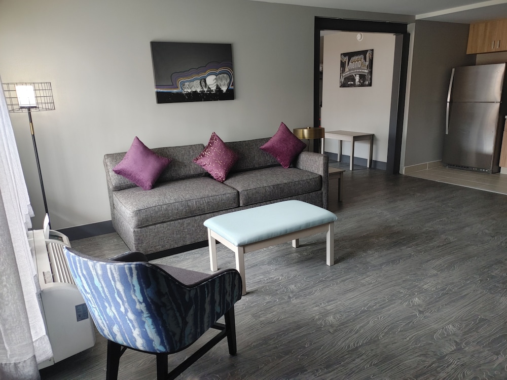 Suite, 1 King Bed, Non Smoking, Kitchenette (Living Room;Shower Only;with Sofabed) - Photo 4