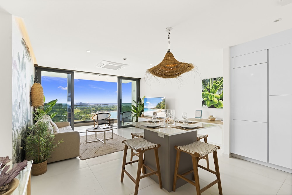 Deluxe Condo, 1 Bedroom, Balcony, Beach View