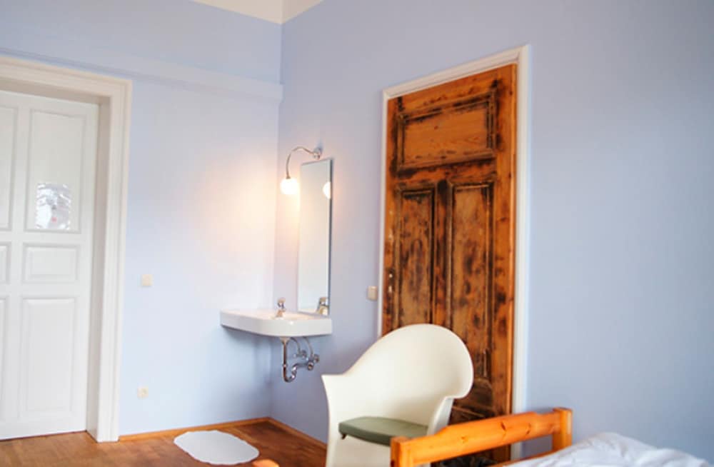 Twin Room, Shared Bathroom photo 3