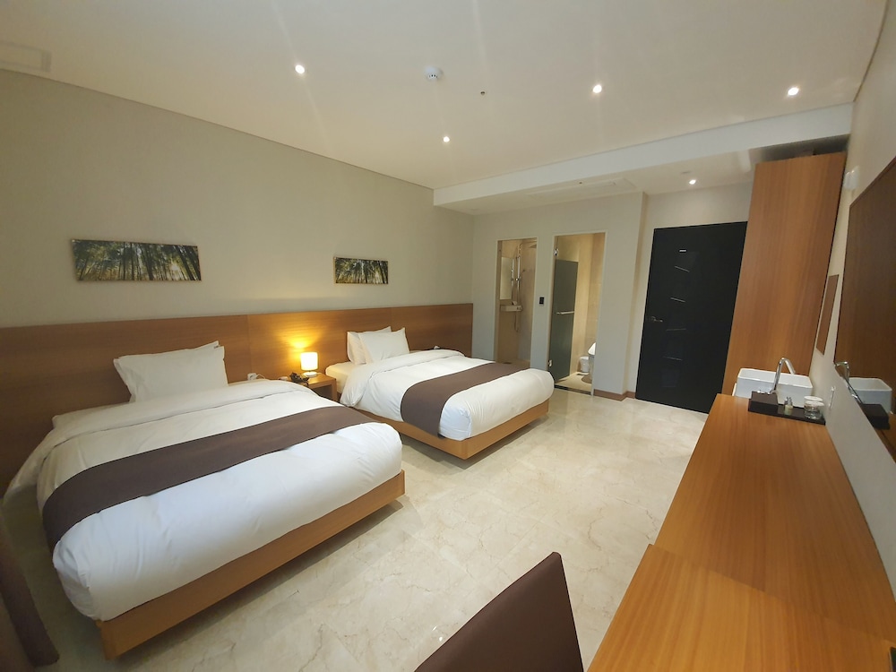 Standard Twin Room, 2 Double Beds (more than 2 people, extra person fee 15,000KRW on the spot)