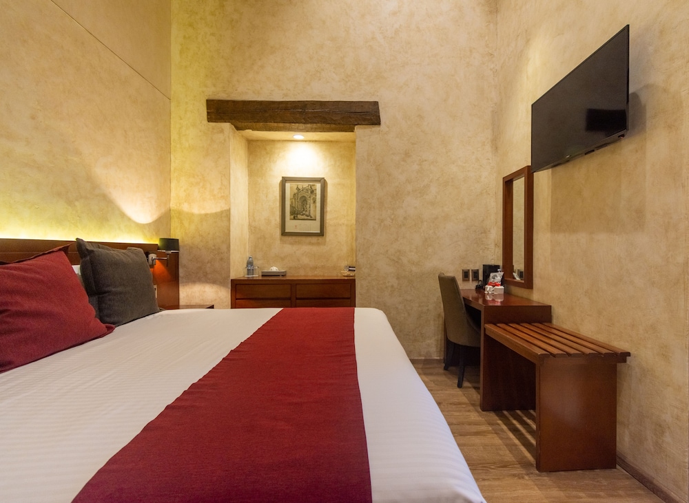 Grand Room, 1 King Bed photo 1
