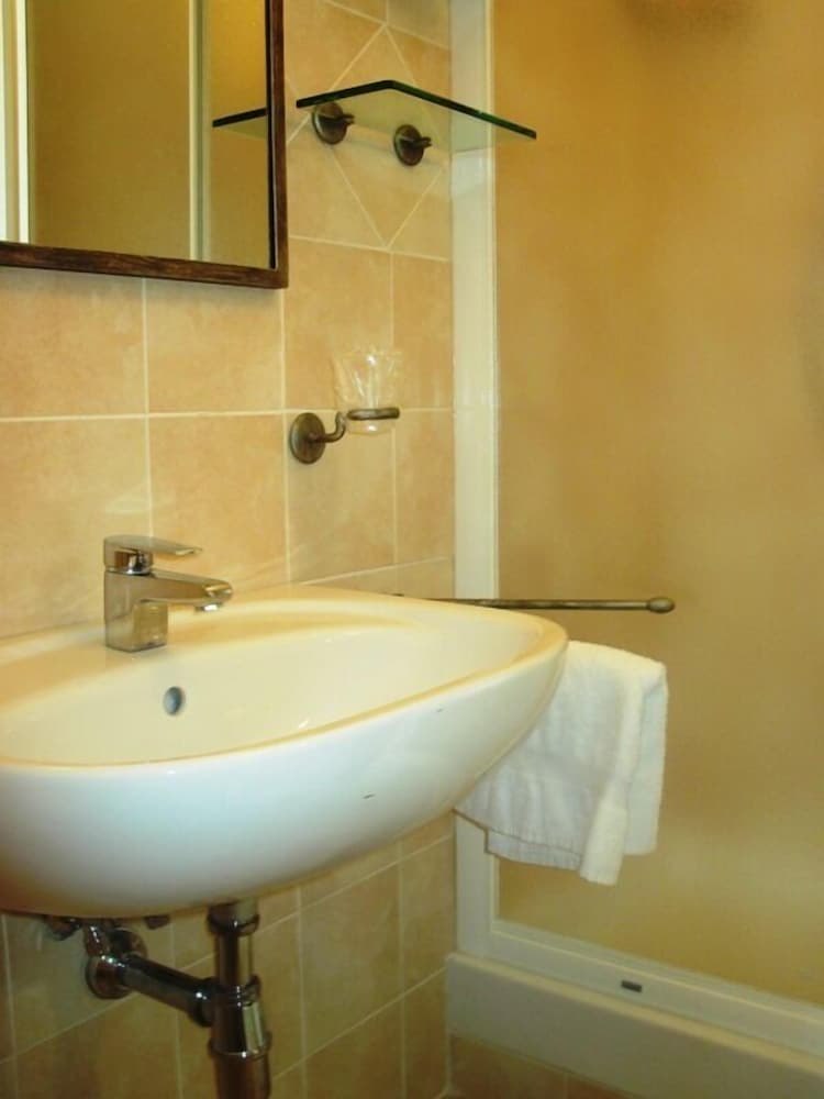 Double Room, Private Bathroom - Photo 2