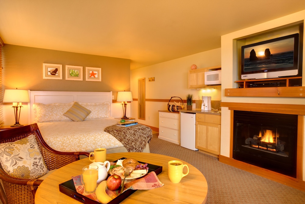 Studio, 1 Queen Bed, Partial Ocean View (Not pet friendly)