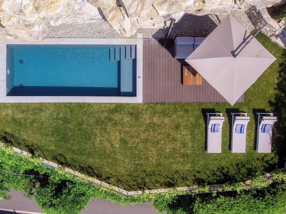 Villa, Lake View
