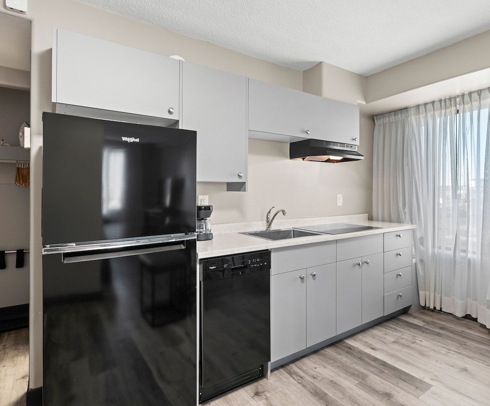 Suite, 1 King Bed, Non Smoking, Kitchenette - Photo 3