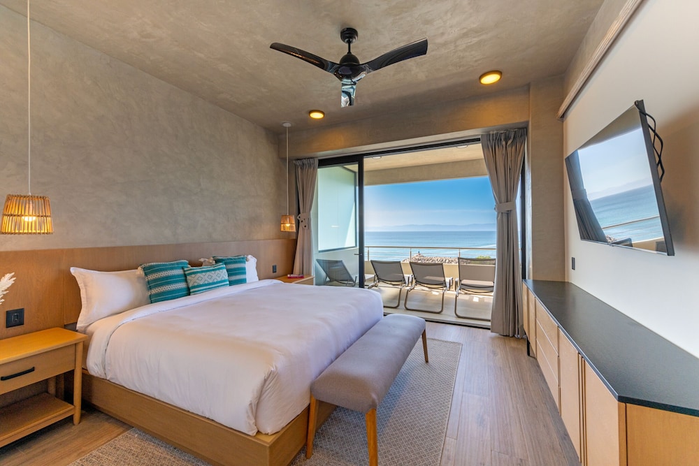 Deluxe Condo, 2 Bedrooms, Beach View 505