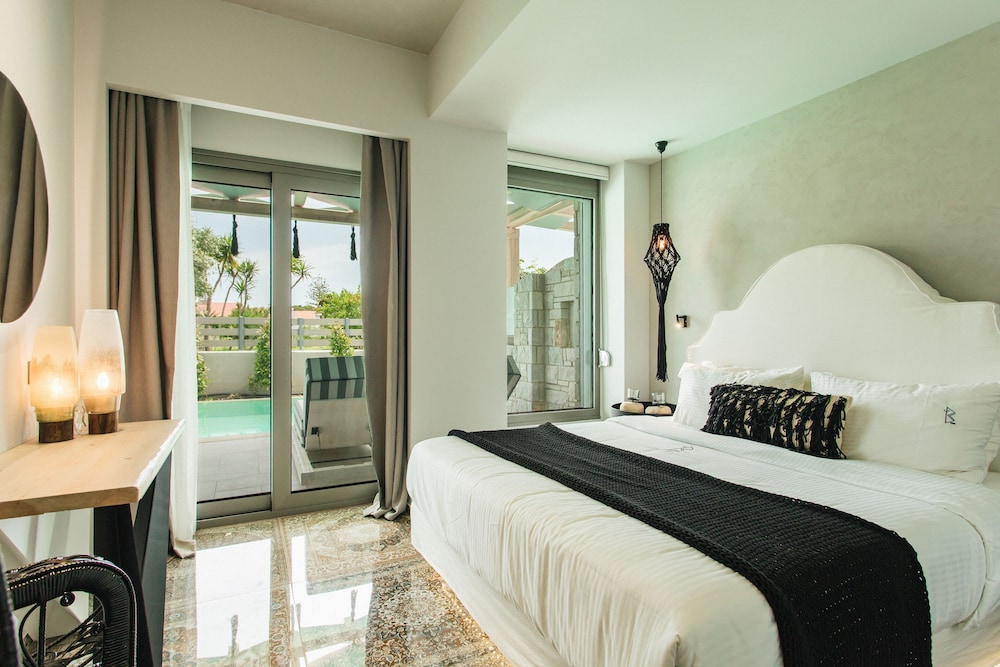 Double Suite, Private Pool, Partial Sea View photo 2