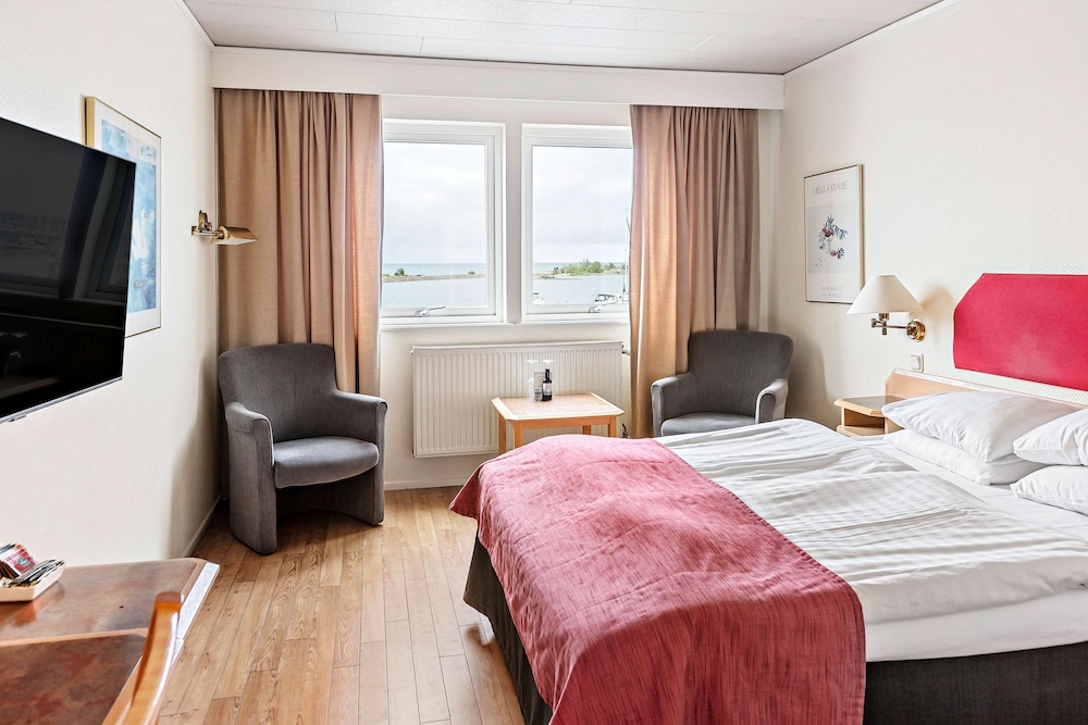 Standard Room, 1 Queen Bed, Non Smoking, Sea View - Photo 4