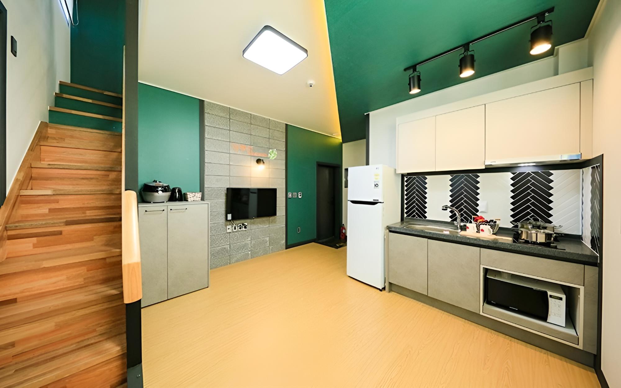 Room (Room 303 (duplex)) - Photo 3