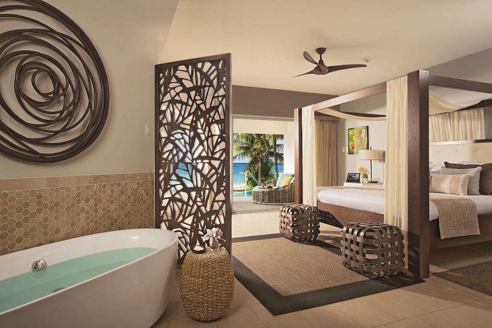 Junior Suite Swim Out Ocean View with Soaking Tub photo 2