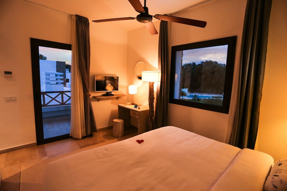 Classic Room, 1 Double Bed, Non Smoking, Pool View photo 2