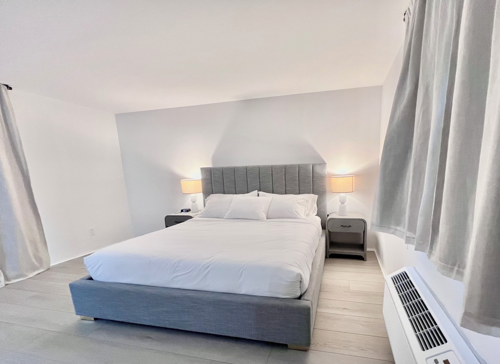 Deluxe Studio, 1 King Bed photo 3