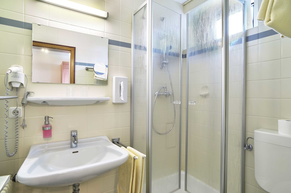 Standard Double Room - Photo 5