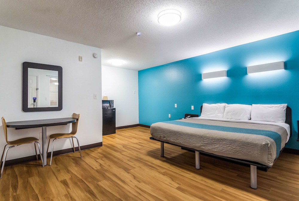 Standard Room, 1 King Bed, Non Smoking, Refrigerator & Microwave photo 1