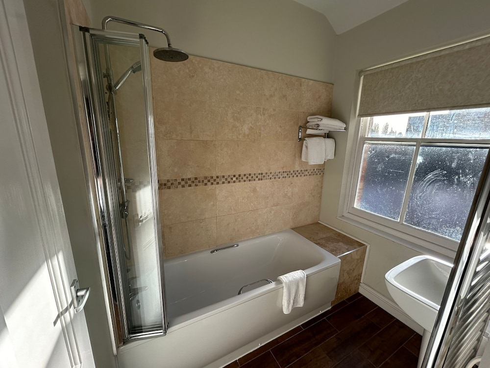 Superior Suite, Ensuite photo 3