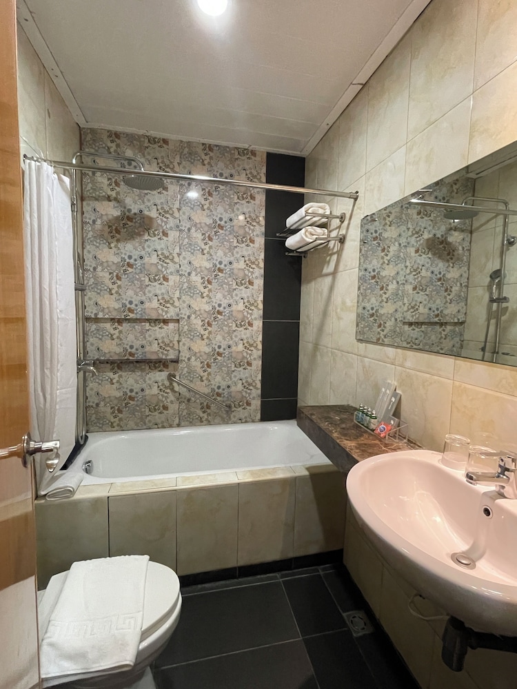 Superior One Bedroom Suite - Photo 6