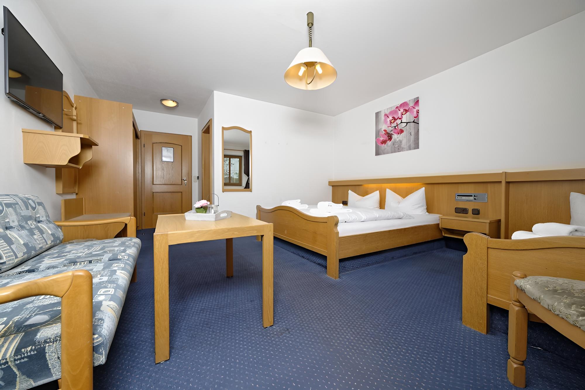 Basic Triple Room photo 2