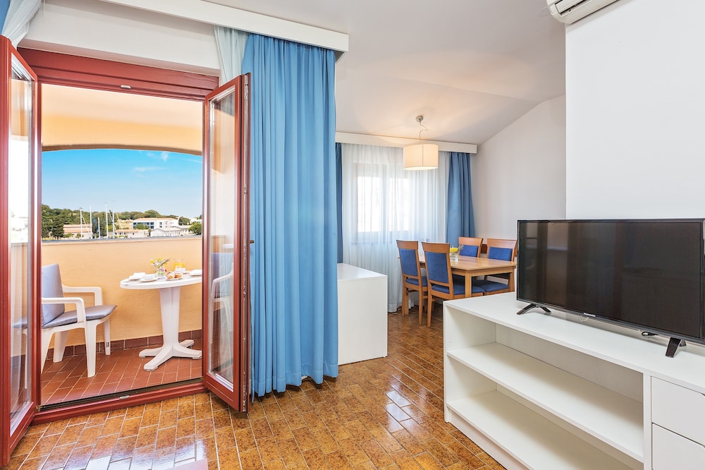 Apartment, 1 Bedroom, Balcony, Sea Facing photo 2