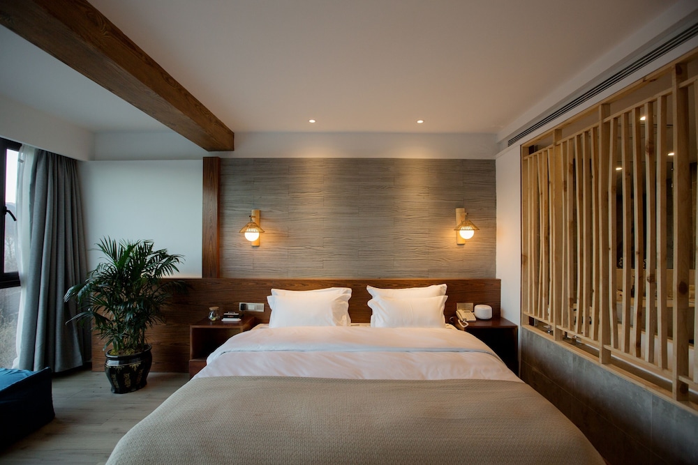 Deluxe Double Room, Bathtub photo 1