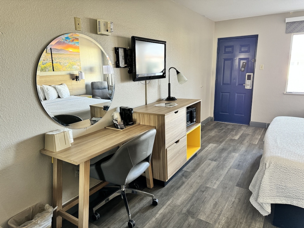 Room, 1 King Bed, Accessible, Non Smoking (Mobility/Hearing, Roll-In Shower) - Photo 4