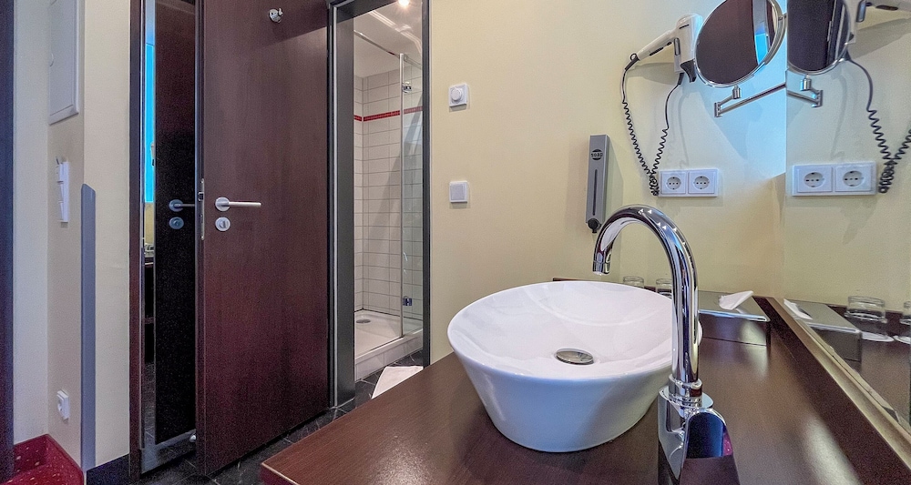 Standard Double Room thumbnail 5