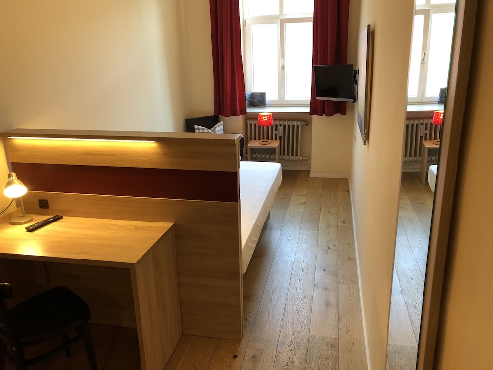 Single Room, Shared Bathroom photo 3