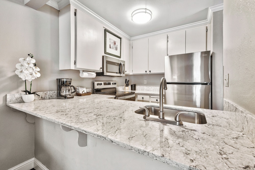 Deluxe Suite, 2 Bedrooms, Poolside - Photo 7