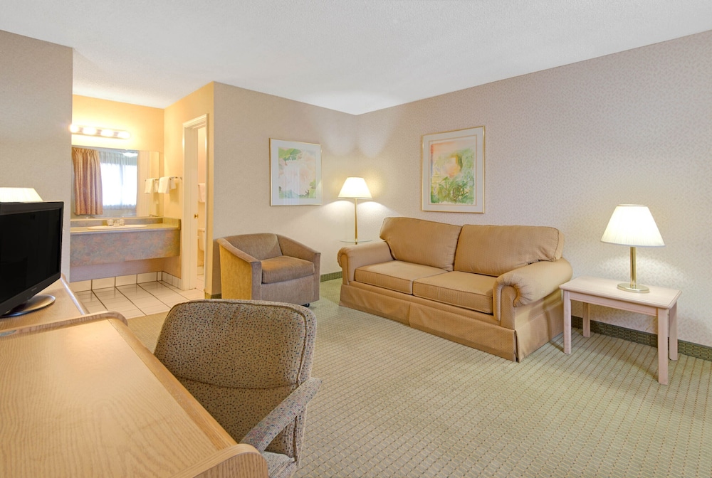 Suite, 1 King Bed, Non Smoking photo 1