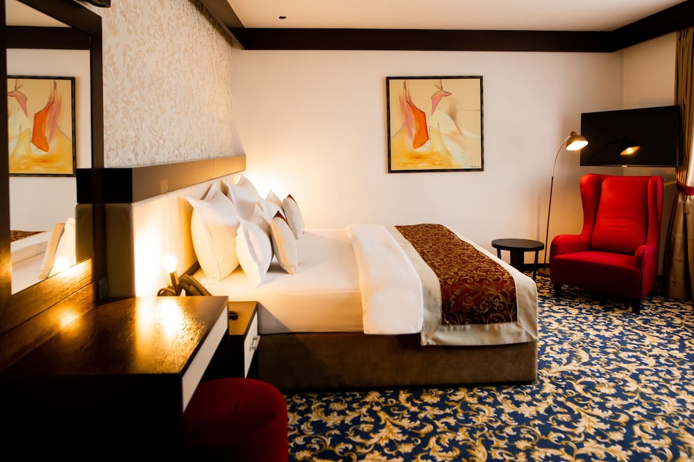 Economy Double Room, 1 King Bed photo 2