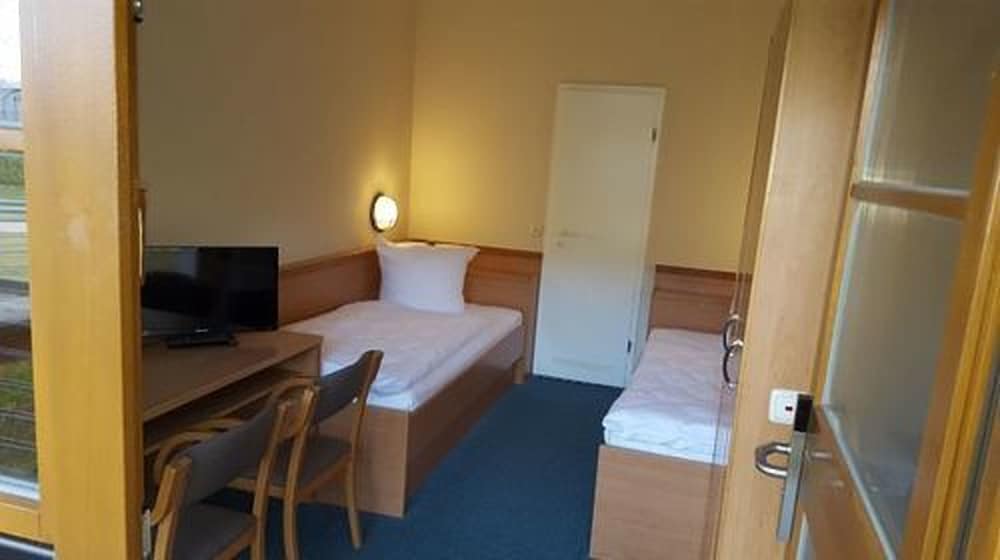 Basic Twin Room, Lake View photo 2