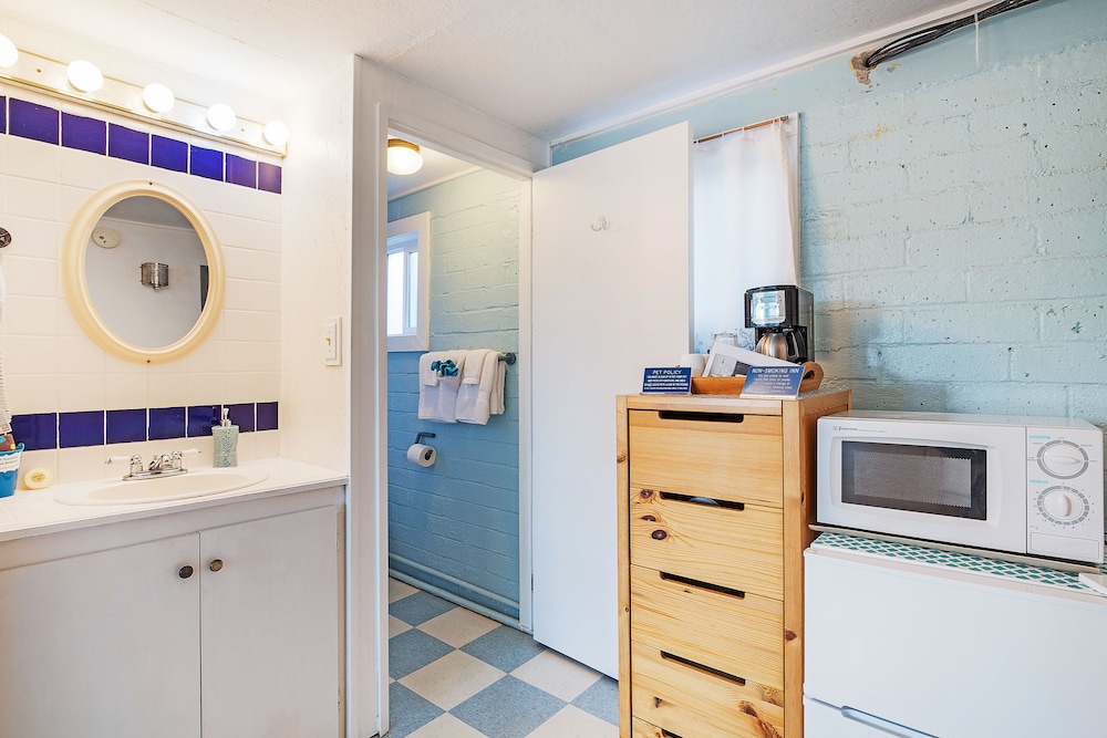 Basic Condo, 1 Bedroom, Microwave, Ground Floor photo 2