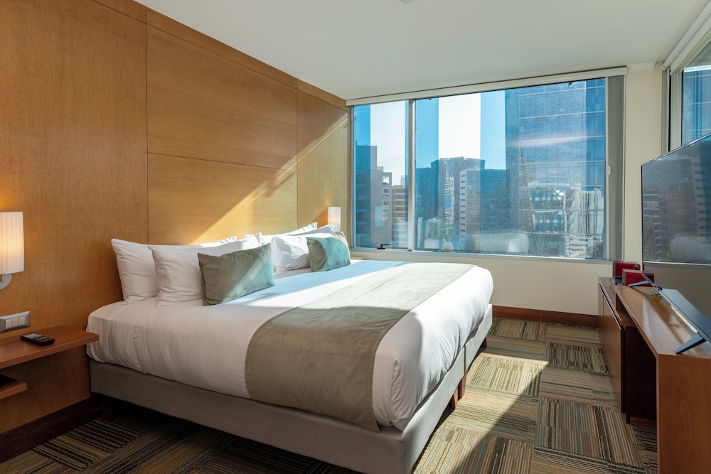 Suite, 1 King Bed, Non Smoking, Balcony (Living Room) - Photo 5