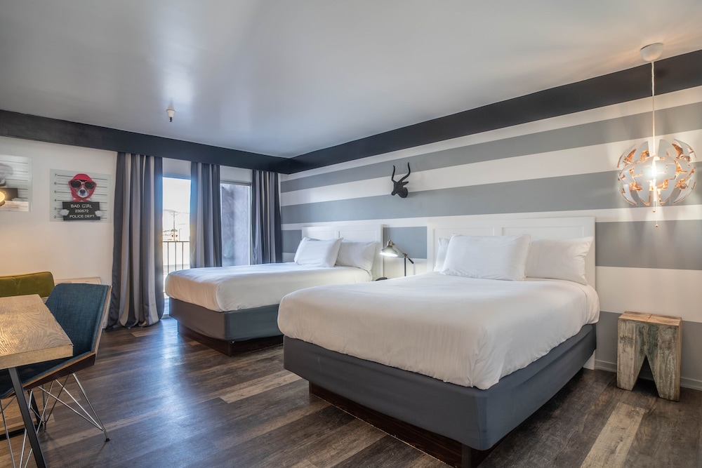 Premium Double Room, 2 Queen Beds - Photo 5