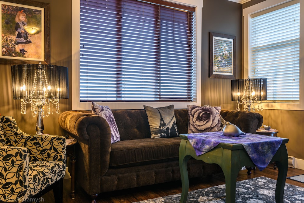 The "Midnight In Paris" Suite photo 3