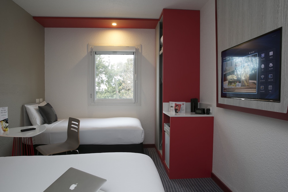 Standard Double Room, Multiple Beds thumbnail 6