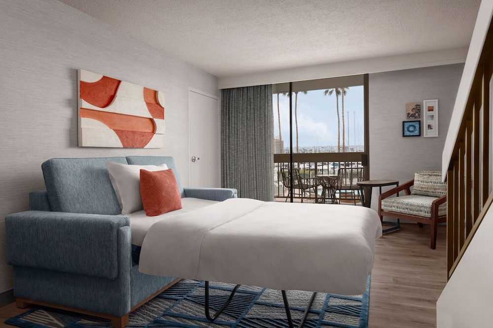 Suite, 1 Bedroom 1 King Bed (Lanai Tower Newly Renovated) - Photo 4