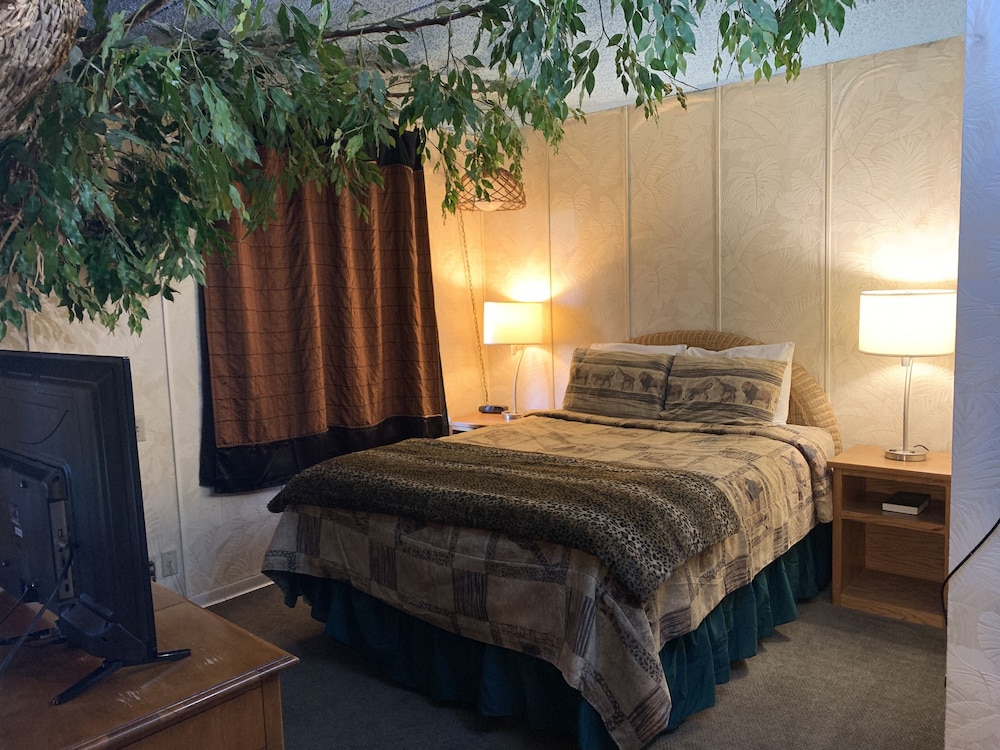 Jungle Safari, 1 Queen Bed (Main Floor)