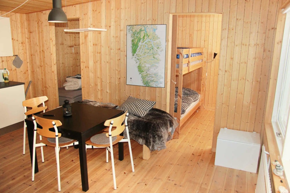 Twin Room, 4 Bedrooms, Non Smoking, Shared Bathroom photo 3