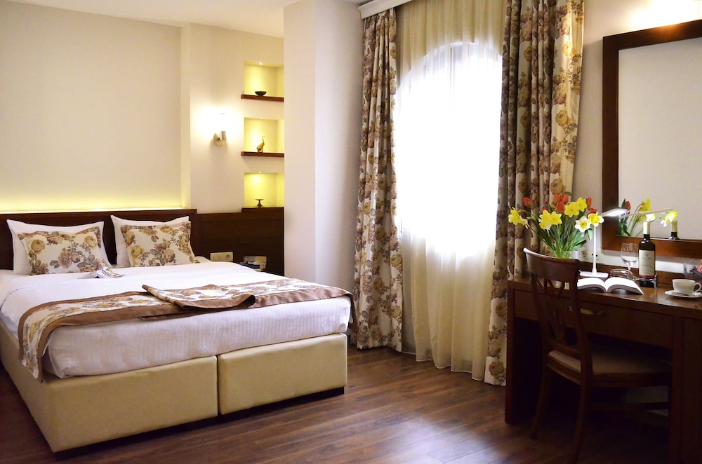 Superior Suite, 1 Bedroom, City View photo 2