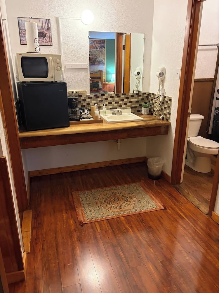 Suite #3, Deluxe Studio Suite, 1 King Bed, Kitchenette, Ground Floor photo 3