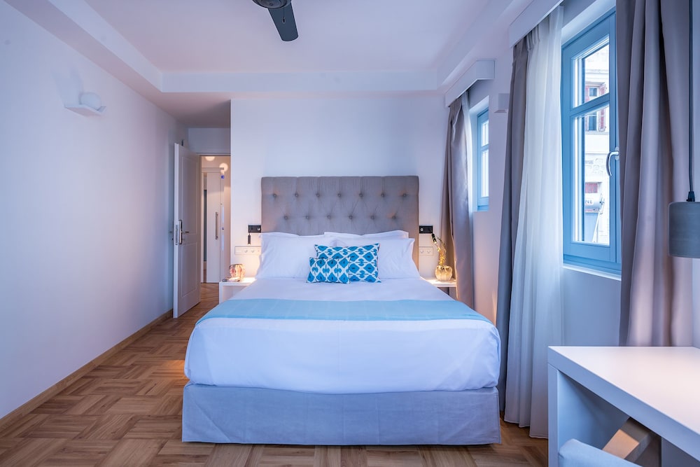 Junior Double Room, Pool Access, Sea View (Private Terrace) photo 3