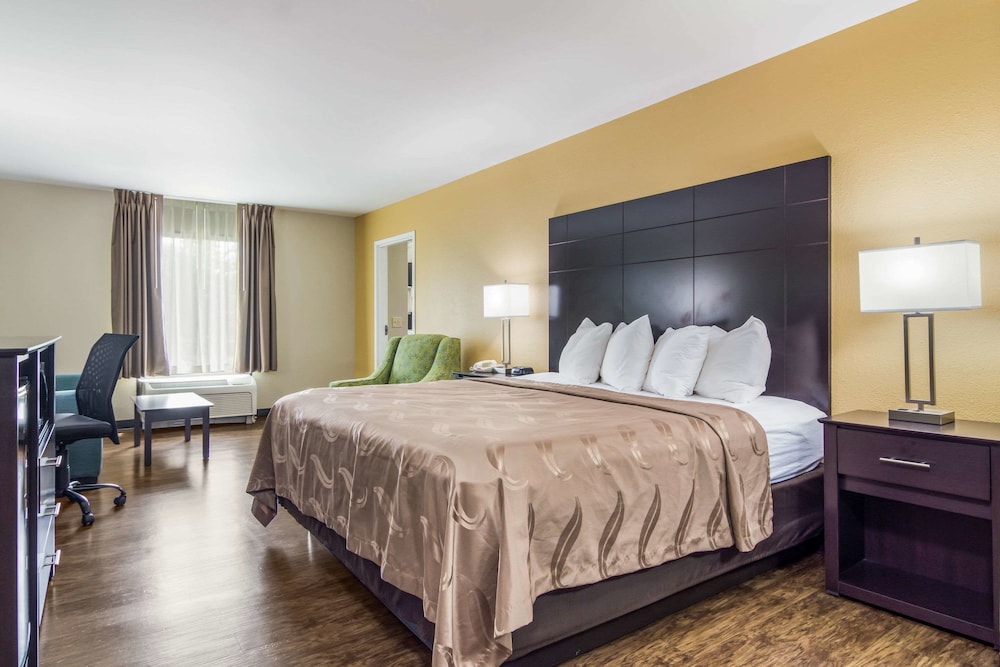 Suite, 1 King Bed, Jetted Tub - Photo 3
