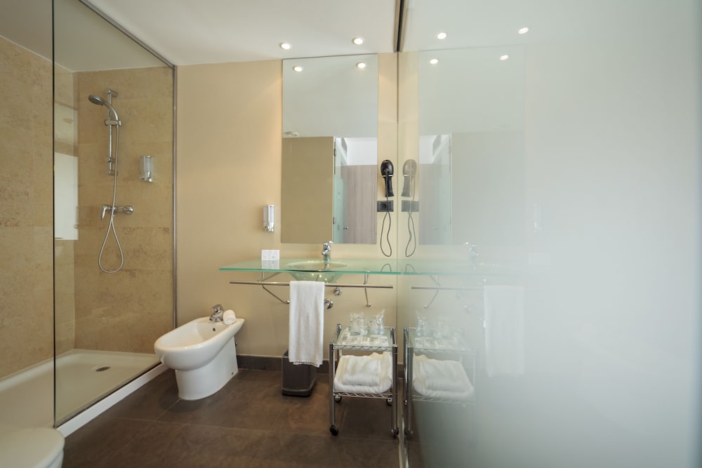Double or Twin Room (Oferta Desayuno 2 pax) - Photo 9