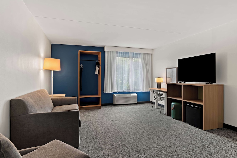 Suite, Multiple Beds - Photo 3